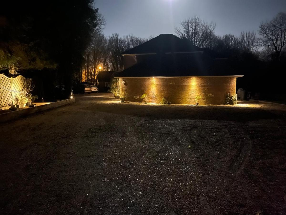 Da Vinci Guest House & Guest Parking, A Real Gem Crawley  Exterior photo